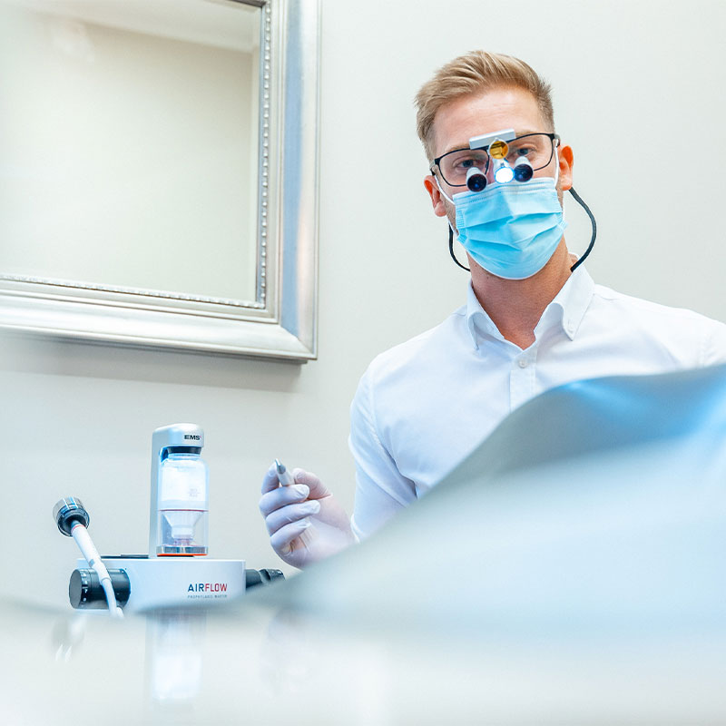 Prophylaxe-Behandlung mit Airflow bei F80